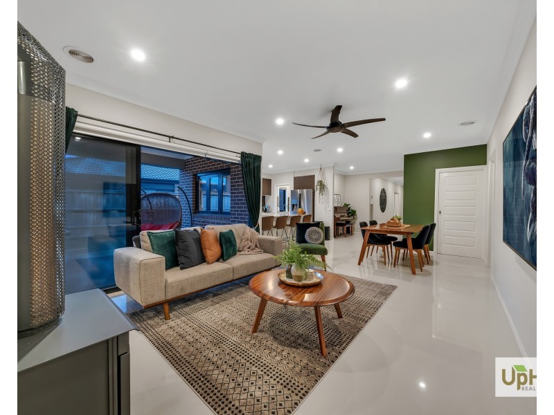 8 Clovis Ave, Clyde North VIC 3978