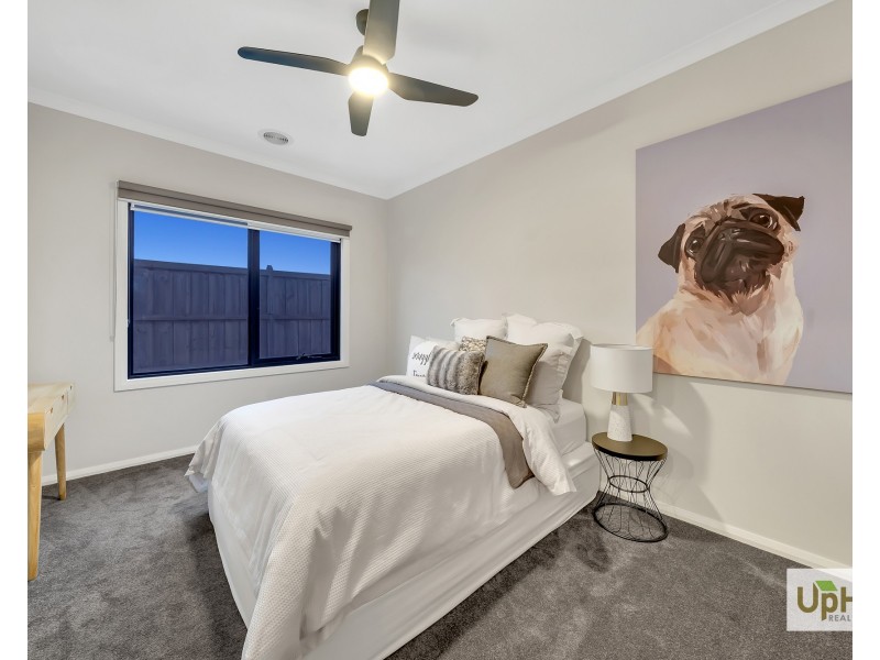 8 Clovis Ave, Clyde North VIC 3978