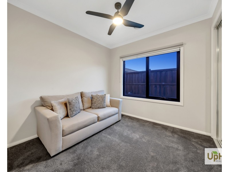 8 Clovis Ave, Clyde North VIC 3978