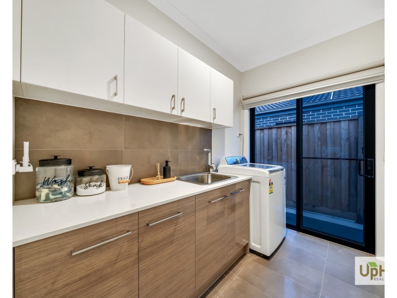 8 Clovis Ave, Clyde North VIC 3978