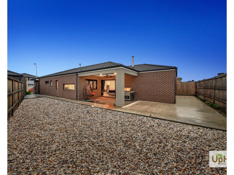 8 Clovis Ave, Clyde North VIC 3978