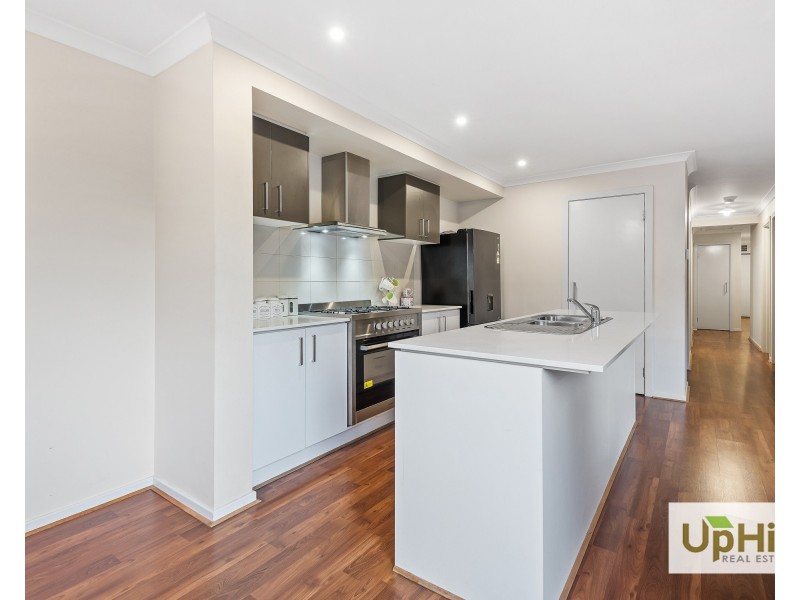 6 Fernlea Street, Clyde North VIC 3978