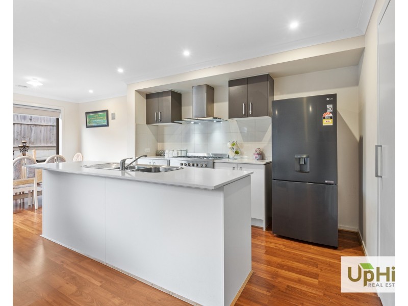 6 Fernlea Street, Clyde North VIC 3978