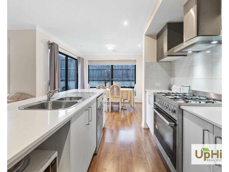 6 Fernlea Street, Clyde North VIC 3978