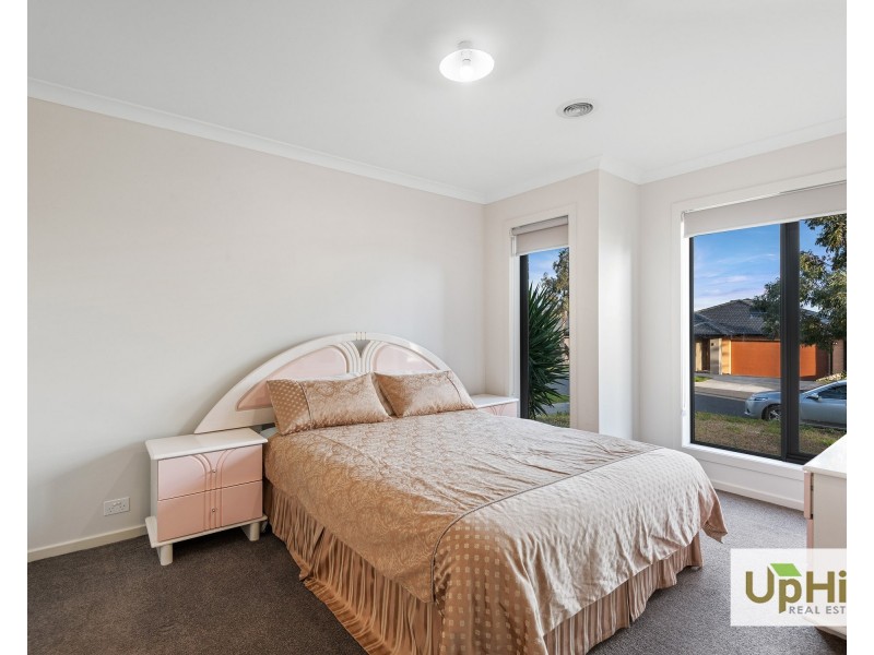6 Fernlea Street, Clyde North VIC 3978