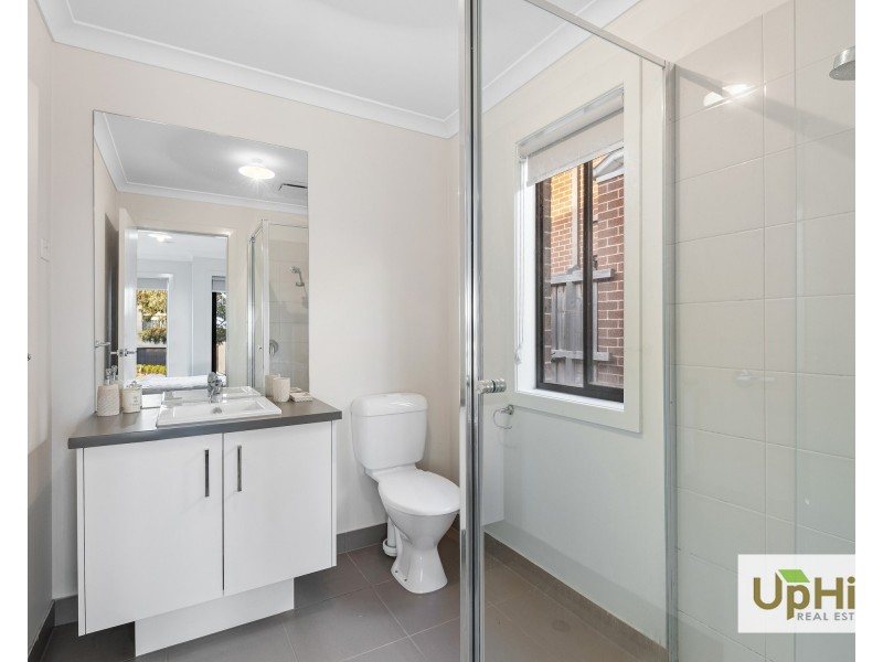 6 Fernlea Street, Clyde North VIC 3978