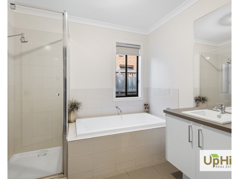 6 Fernlea Street, Clyde North VIC 3978