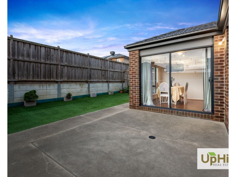 6 Fernlea Street, Clyde North VIC 3978
