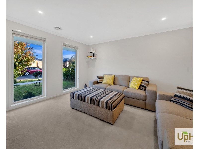 15 Scullin Street, Cranbourne East VIC 3977