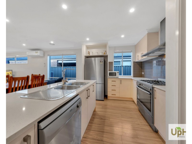 15 Scullin Street, Cranbourne East VIC 3977