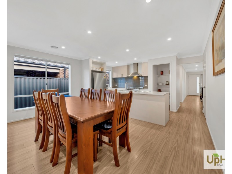 15 Scullin Street, Cranbourne East VIC 3977