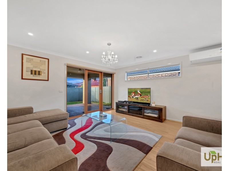 15 Scullin Street, Cranbourne East VIC 3977