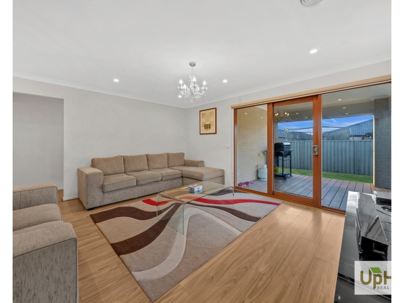 15 Scullin Street, Cranbourne East VIC 3977