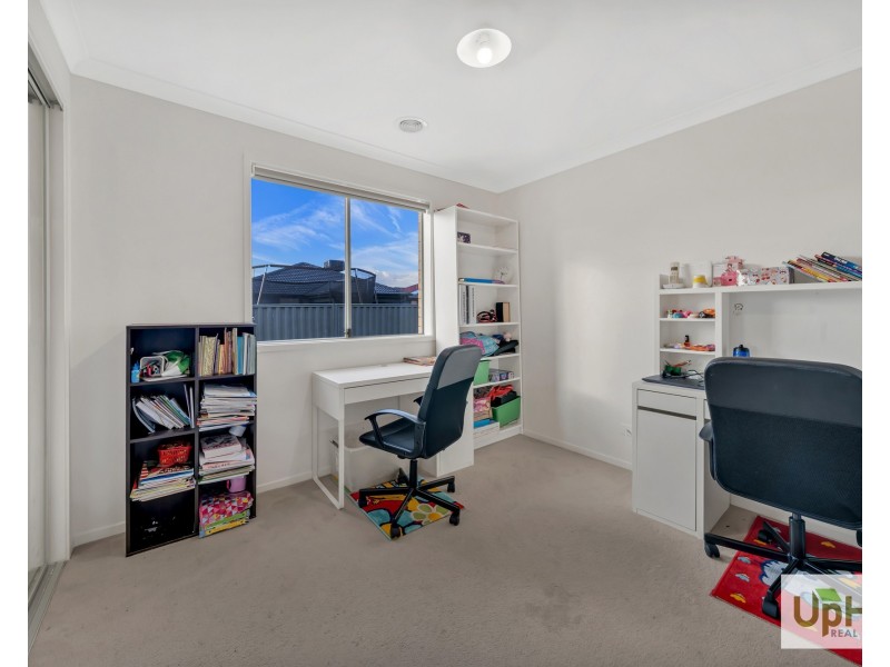 15 Scullin Street, Cranbourne East VIC 3977