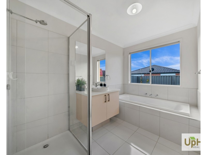15 Scullin Street, Cranbourne East VIC 3977