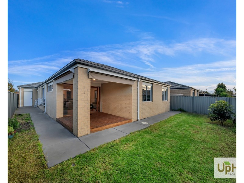 15 Scullin Street, Cranbourne East VIC 3977