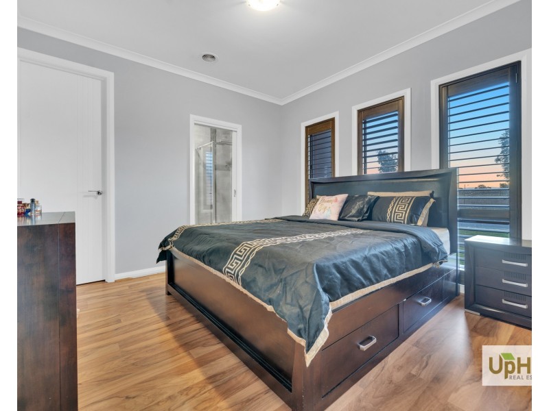 27 Fairweather Parade, Officer VIC 3809