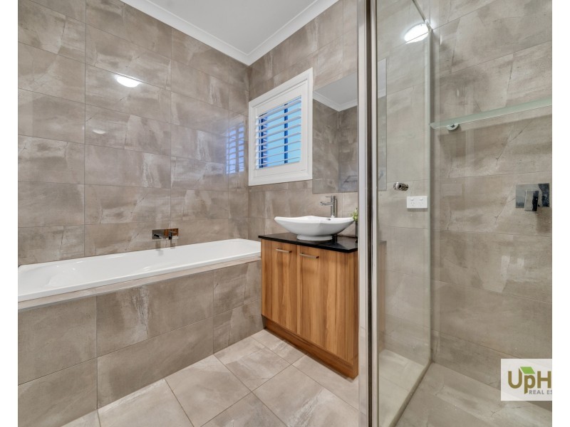 27 Fairweather Parade, Officer VIC 3809