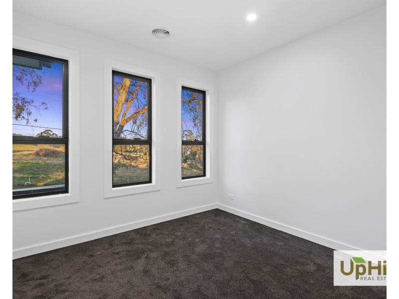 2/35 Manuka Road, Berwick VIC 3806