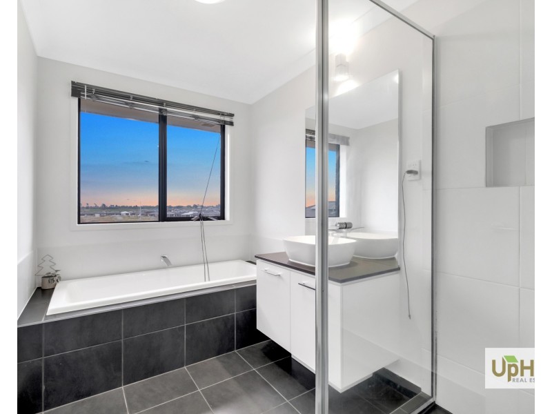 19 Merribrook Boulevard, Clyde VIC 3978