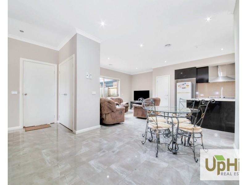 6 The Oaks Avenue, Pakenham VIC 3810