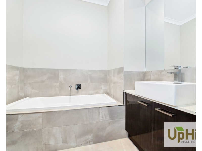 6 The Oaks Avenue, Pakenham VIC 3810