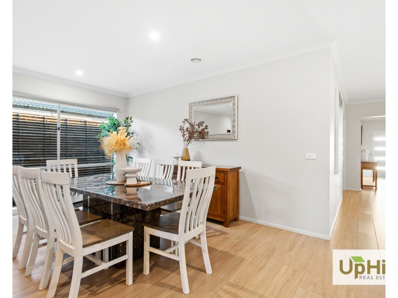 6 Calibre Circuit, Clyde North VIC 3978