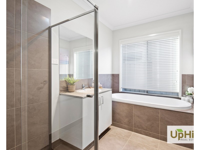 6 Calibre Circuit, Clyde North VIC 3978