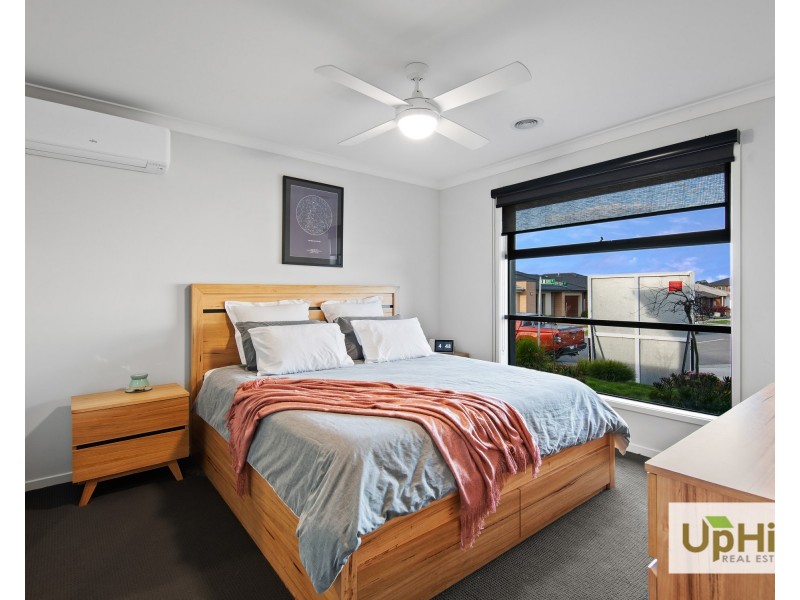 1 Dove Lane, Clyde North VIC 3978