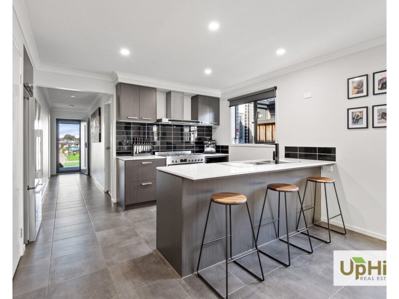 1 Dove Lane, Clyde North VIC 3978