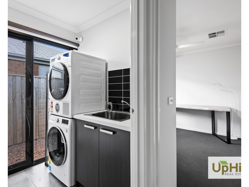 1 Dove Lane, Clyde North VIC 3978