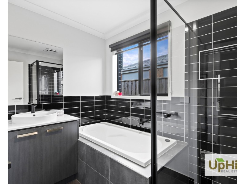 1 Dove Lane, Clyde North VIC 3978