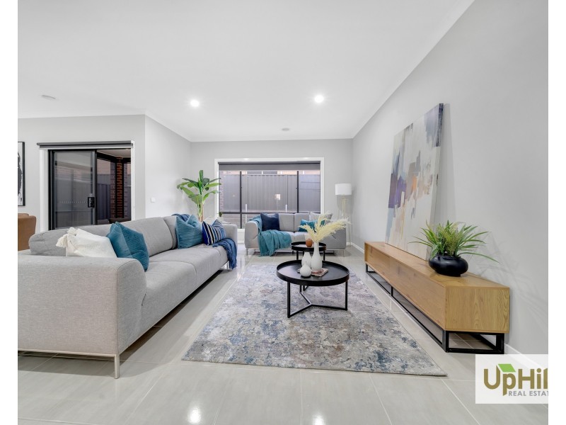 10 Portia Circuit, Clyde North VIC 3978