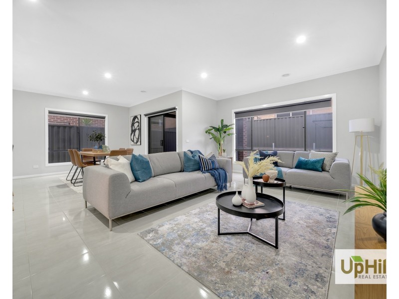 10 Portia Circuit, Clyde North VIC 3978