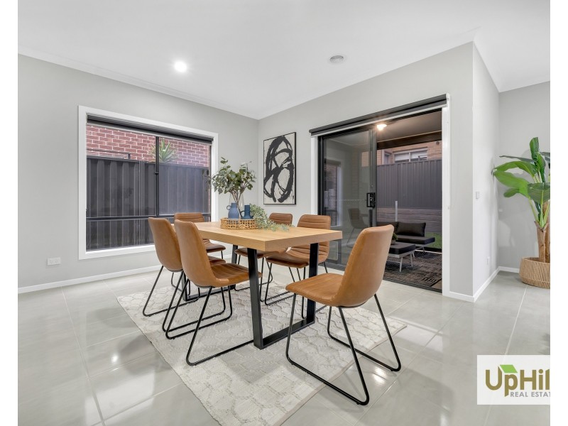 10 Portia Circuit, Clyde North VIC 3978