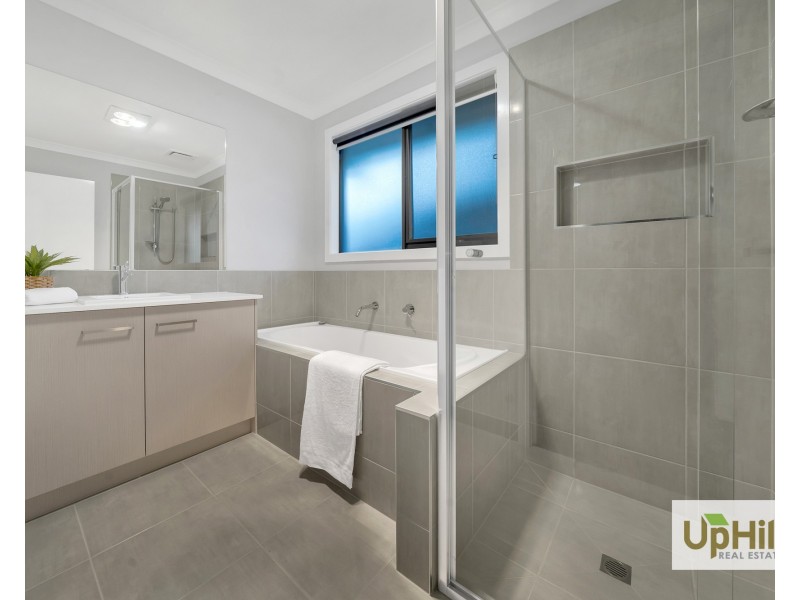 10 Portia Circuit, Clyde North VIC 3978