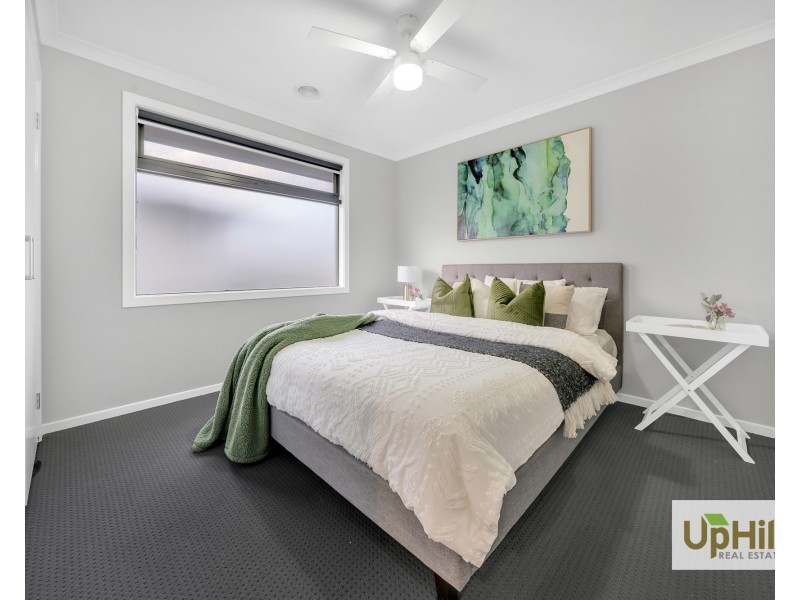 10 Portia Circuit, Clyde North VIC 3978