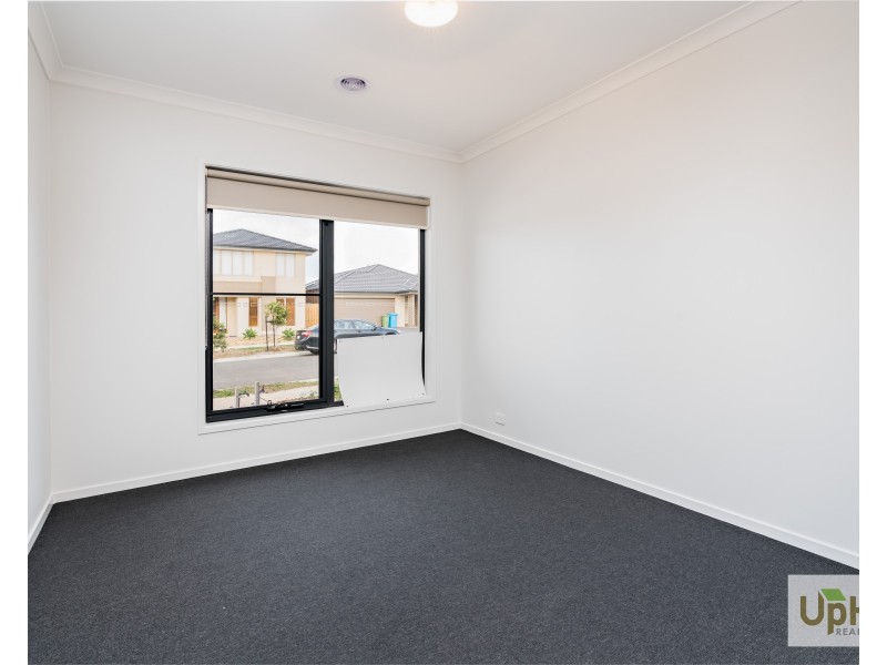 12 CURZON STREET, Clyde North VIC 3978