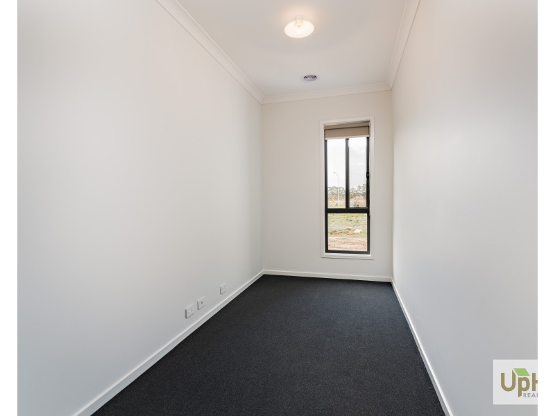 12 CURZON STREET, Clyde North VIC 3978