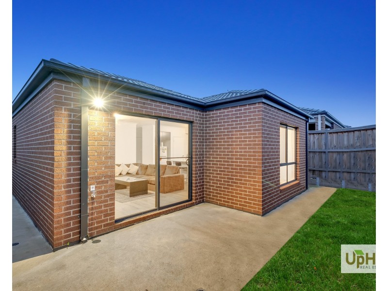 12 CURZON STREET, Clyde North VIC 3978