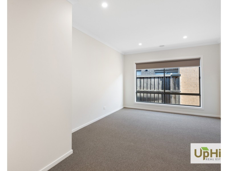 37 Dexter Crescent, Clyde North VIC 3978