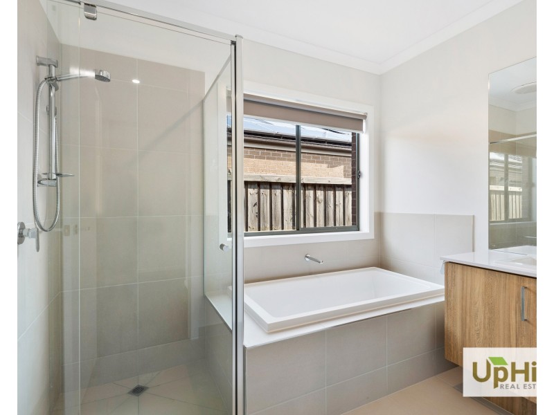 37 Dexter Crescent, Clyde North VIC 3978