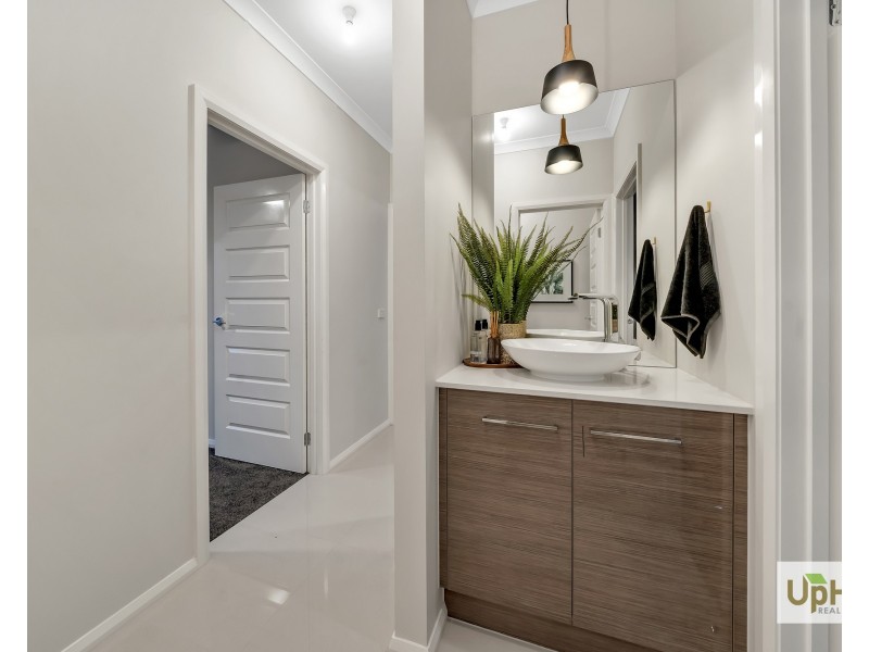 8 Clovis Ave, Clyde North VIC 3978