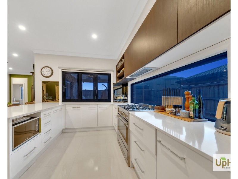 8 Clovis Ave, Clyde North VIC 3978