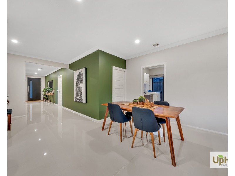 8 Clovis Ave, Clyde North VIC 3978