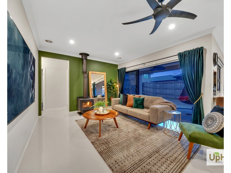 8 Clovis Ave, Clyde North VIC 3978