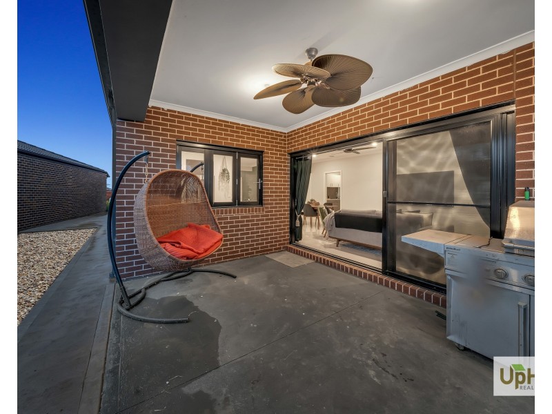 8 Clovis Ave, Clyde North VIC 3978