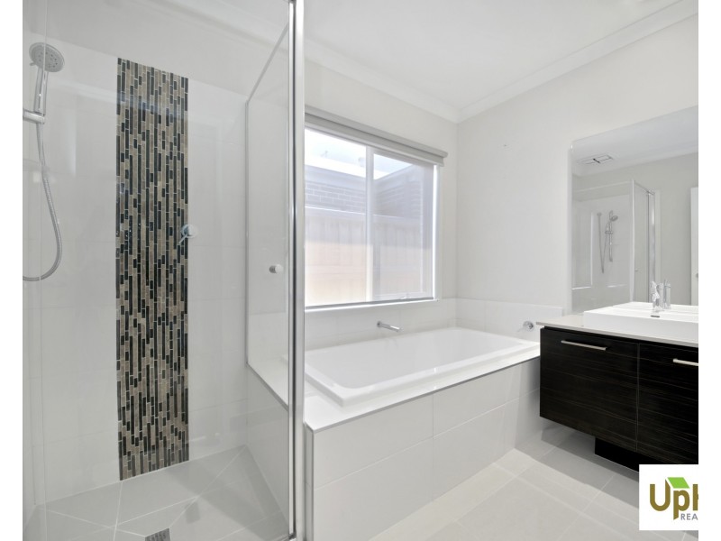 5 Dame Avenue, Clyde North VIC 3978