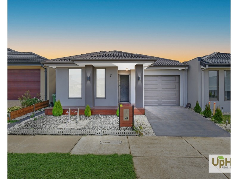 7 Cochin Drive, Clyde North VIC 3978