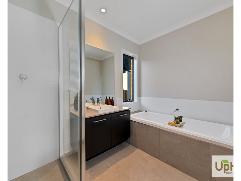 106 Yaralla cct, Clyde VIC 3978